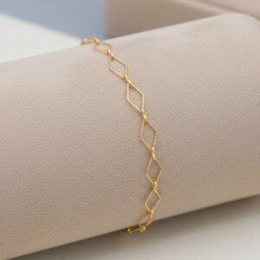 "Elegant & Trendy Bracelet, A Perfect Gift for Women, Thoughtful, EVCH1845
